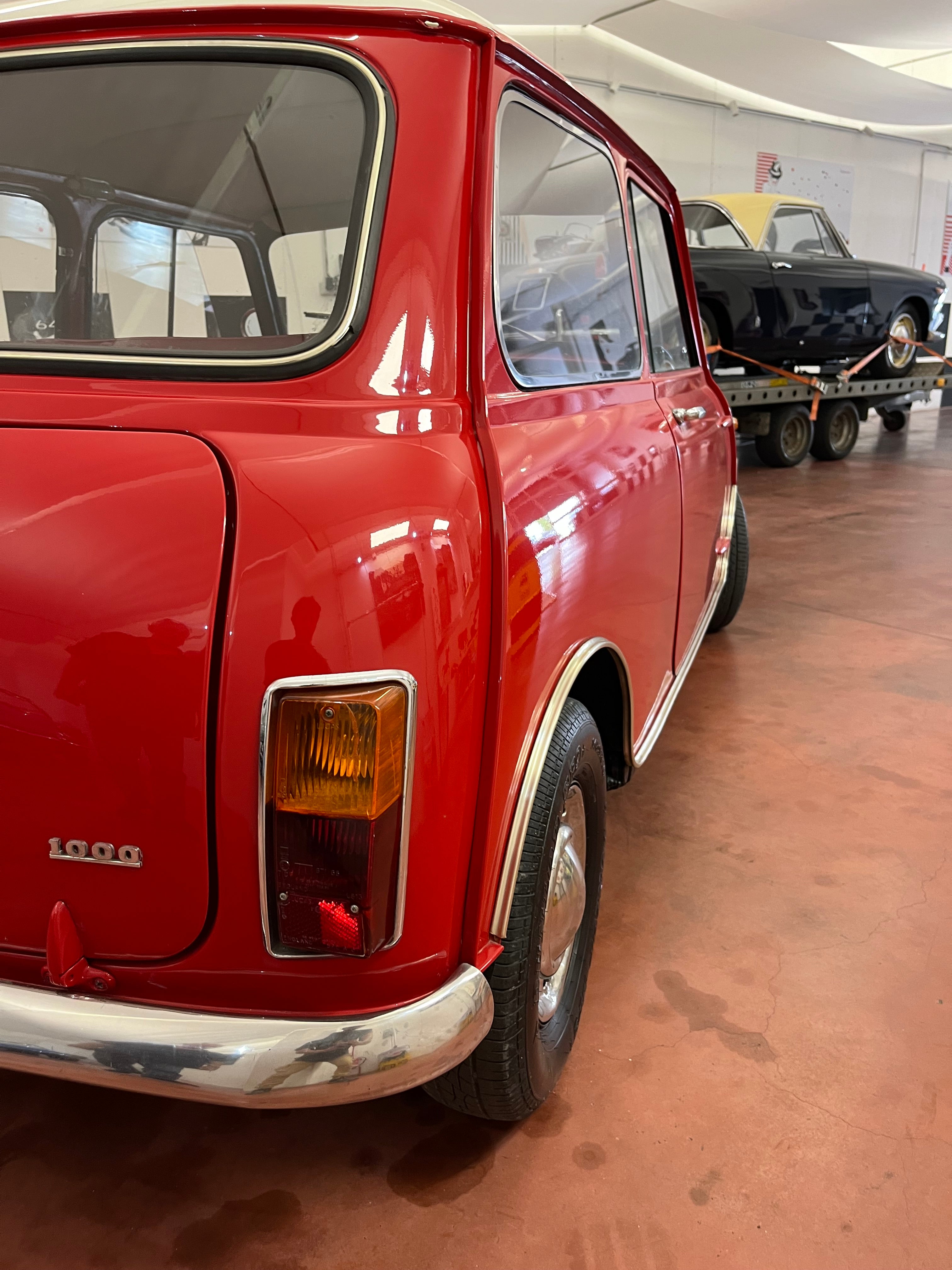 Mini Morris MK2 1969 rossa posteriore dx