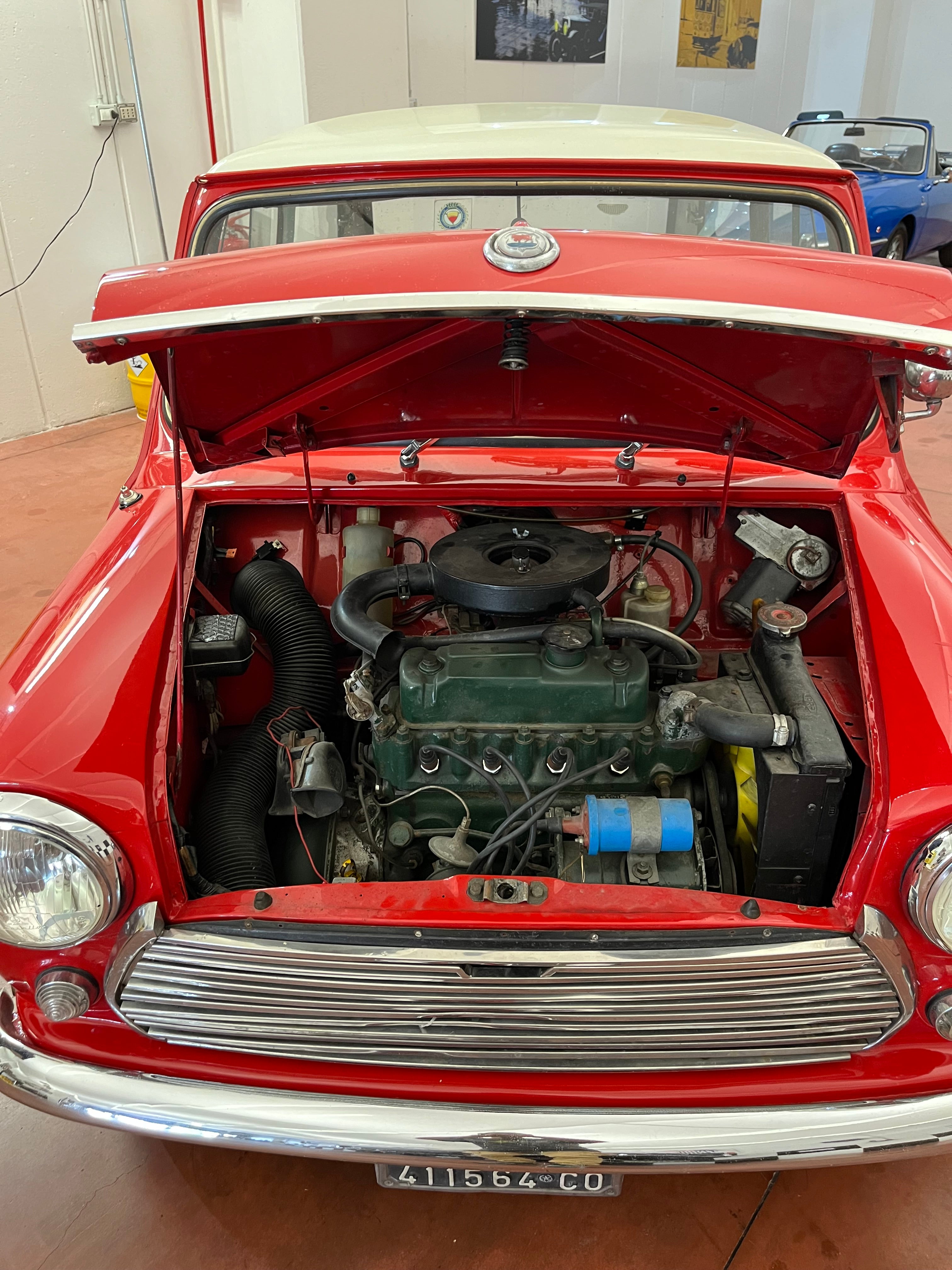 Mini Morris MK2 1969 rossa sotto il cofano
