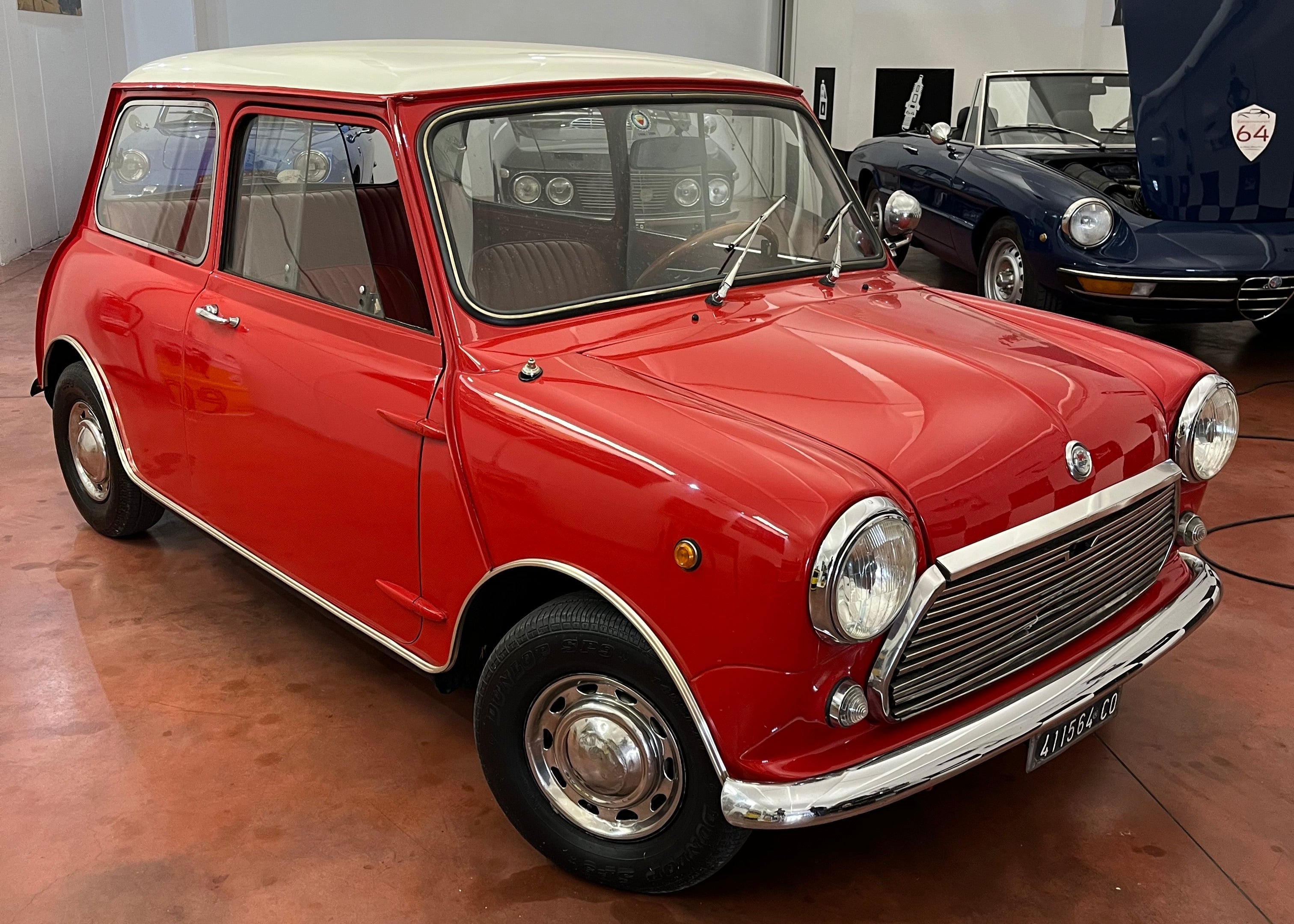 mini morris mk2 1969 rossa tre quarti anteriore dx