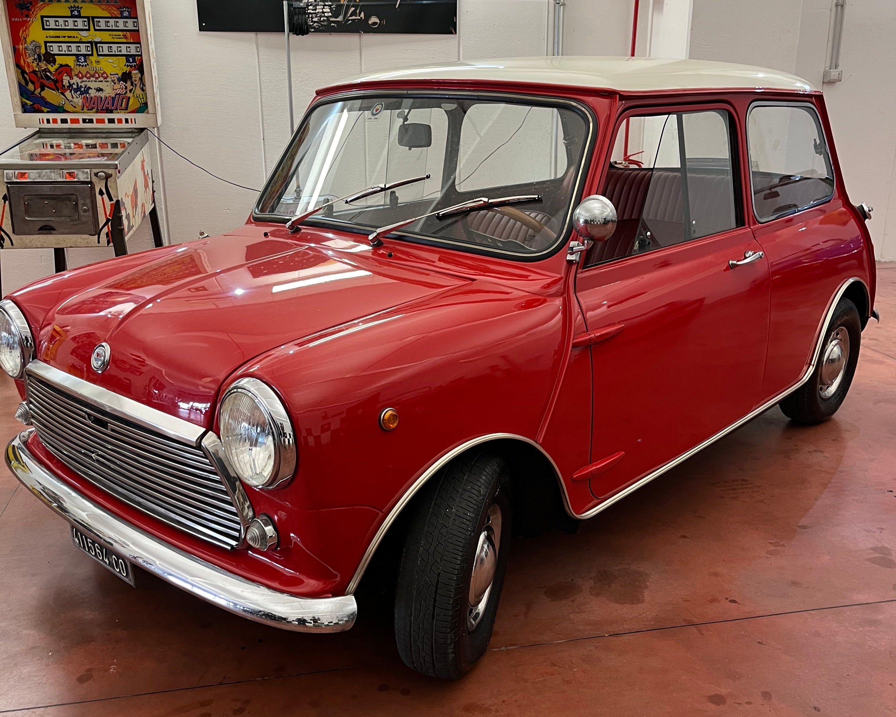 mini morris mk2 1969 rossa tre quarti anteriore sx