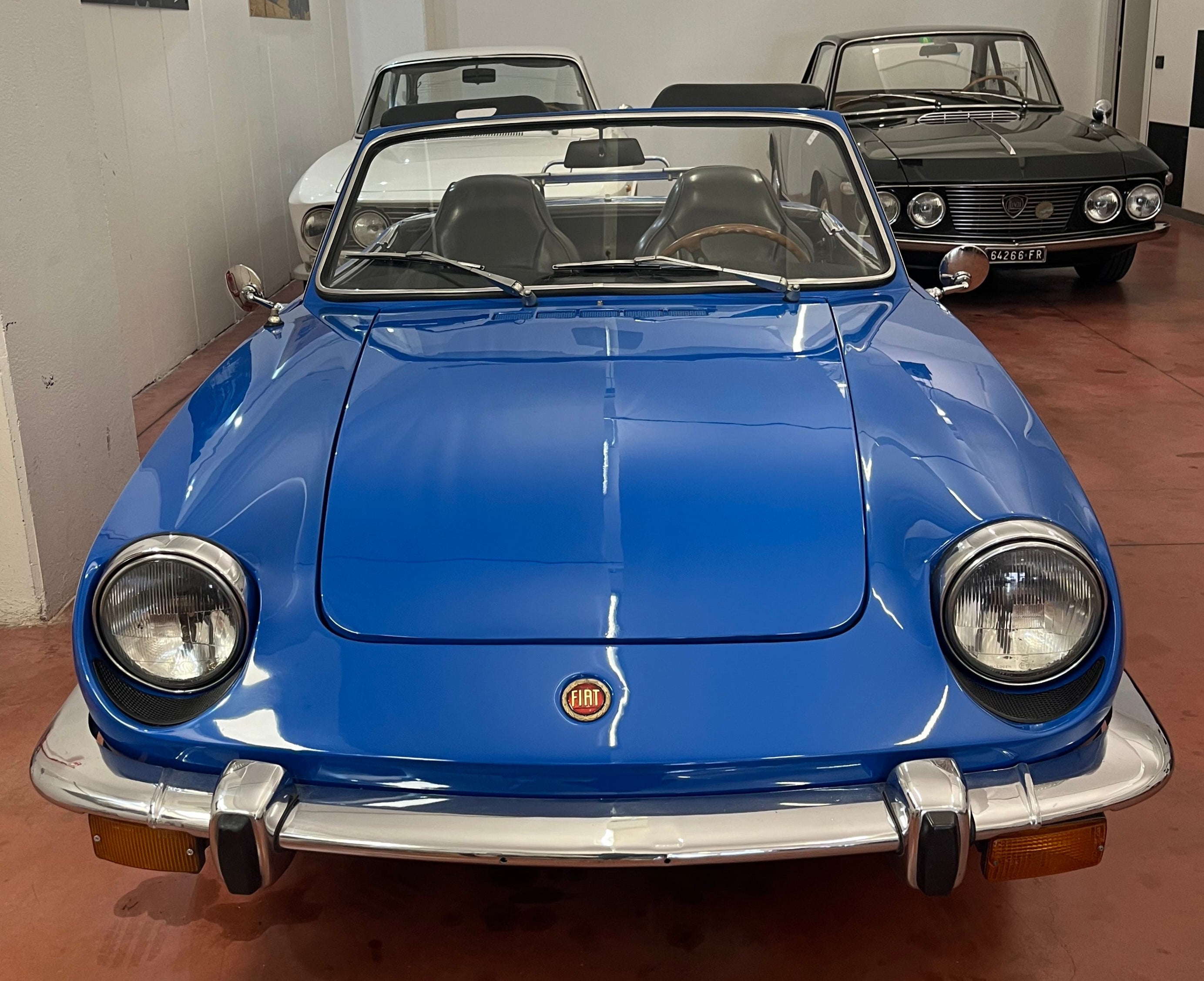 Fiat 850 Spider Sport Azzurra frontale basso