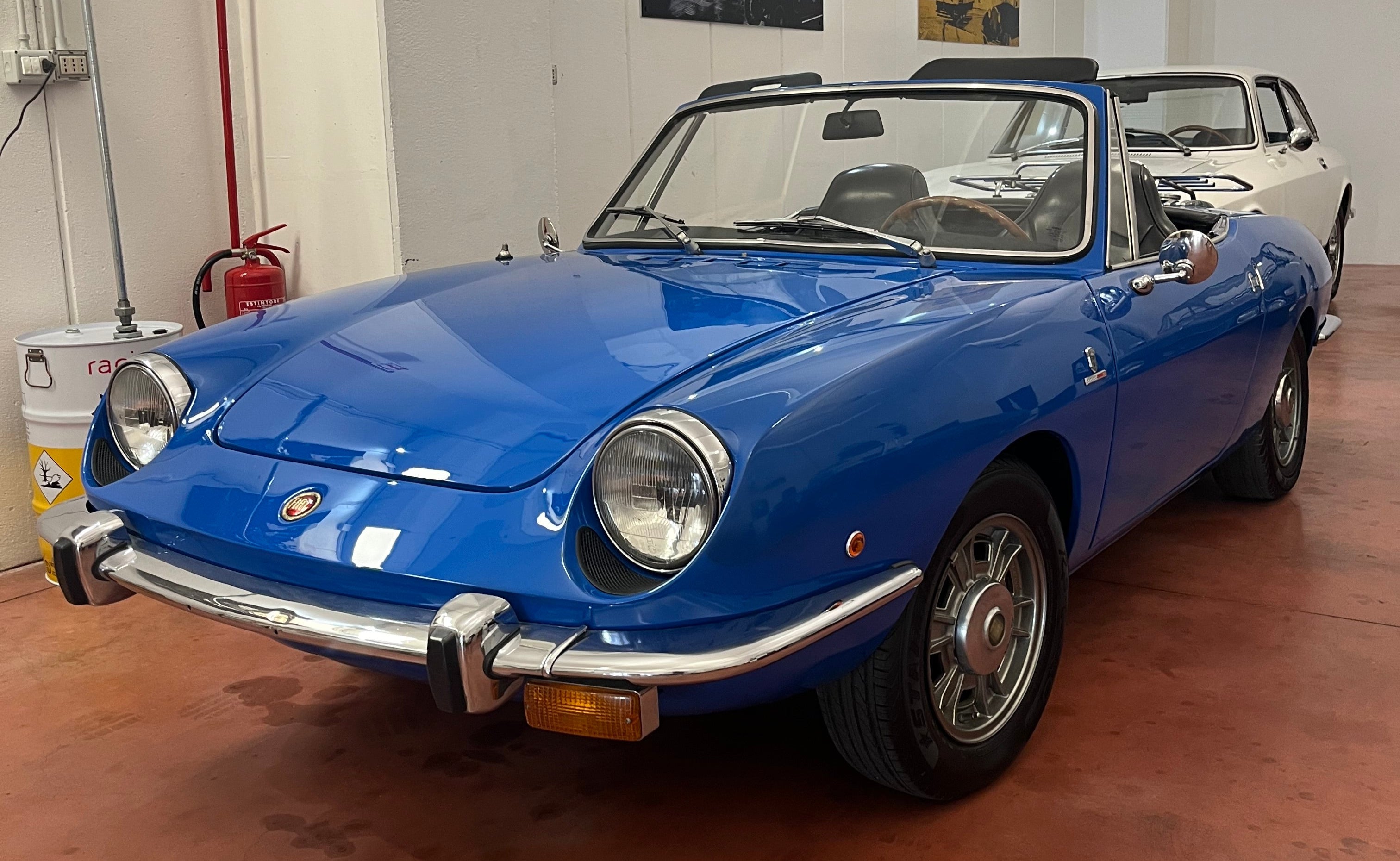 Fiat 850 Spider Sport Azzurra tre quarti anteriore sx