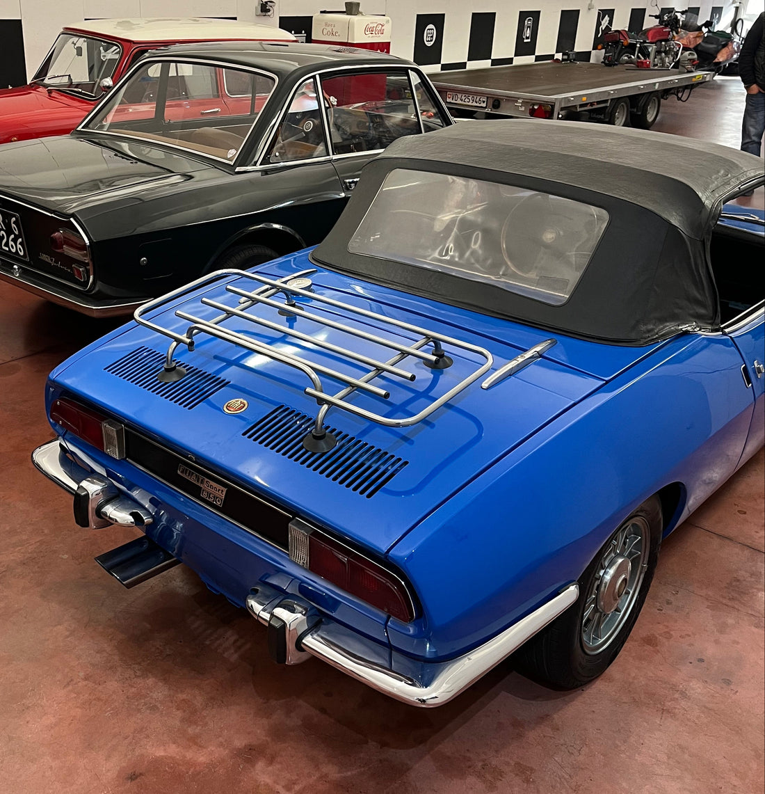 Fiat 850 Spider Sport Azzurra tre quarti posteriore dx